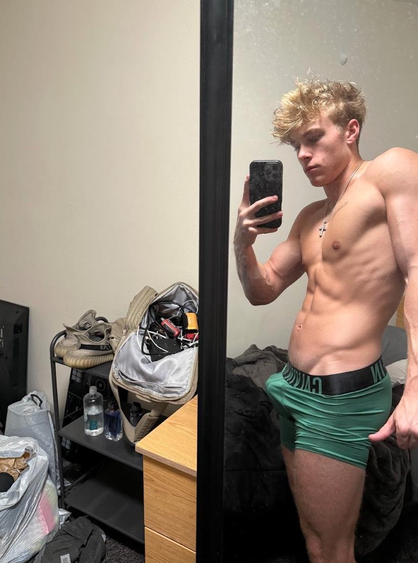 redbull85191's tweet photo. What is the first thing that caught your attention? 😏

https://t.co/eBmVodZebO https://t.co/UopwgzxNzl