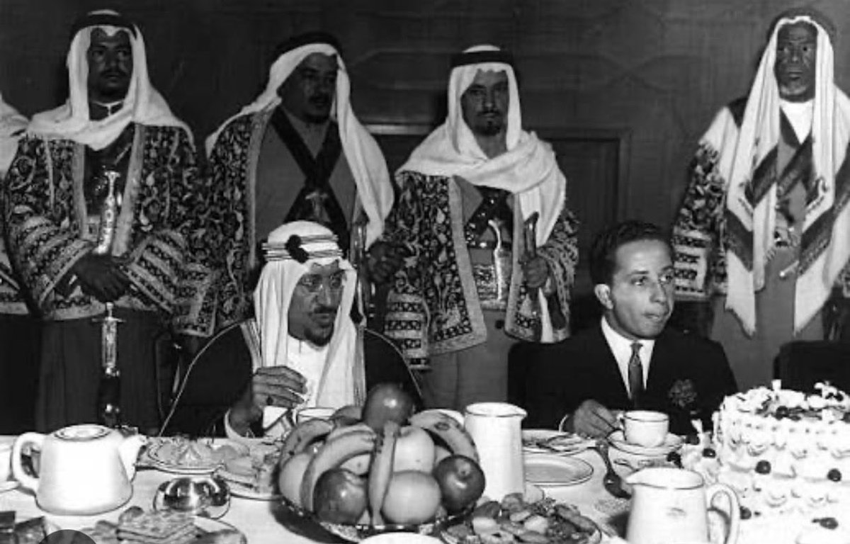 zryfh13139's tweet photo. 📌وردت عن النبي محمد صلى الله عليه وسلم أحاديث صحيحة عديدة تبين آداب الأكل باليد، منها استخدام اليد اليمنى، والأكل بثلاث أصابع، ولعق الأصابع قبل مسحها. 
أحاديث آداب الأكل باليد
الأكل باليد اليمنى والسملة: عن عمر بن أبي سلمة رضي الله عنه قال: كنت غلاماً في حجر رسول الله صلى الله عليه وسلم وكانت يدي تطيش في الصحفة، فقال لي رسول الله صلى الله عليه وسلم: «يا غلام، سم الله، وكل بيمينك، وكل مما يليك» (رواه البخاري ومسلم). ( قوقل ) 

📌 يأكل ملوك السعودية بأيديهم اتباعاً للسُنّة النبوية الشريفة واعتزازاً بالهوية والثقافة العربية الأصيلة التي ترى في تناول الأطباق التقليدية باليد تعبيراً عن التواضع والكرم.
وتخضع هذه العادة العريقة إلى "بروتوكول" غير مكتوب وآداب صارمة يلتزم بها الملوك والأمراء وعامة الشعب على حد سواء. ( قوقل ) 

بنت السنغال يا قليلة العرف و التربية والاحترام !
مين انتي عشان تحتقرين و تسقطين على مباديء و تقاليد و قدوة دينية لنا الرسول عليه الصلاة والسلام والخلفاء و الصحابة رضي الله عنهم و ( العرب ) و الأهم من العرب ، المؤسس الملك عبدالعزيز و ملوكنا من بعده الله يغفر لمن رحل و يحفظ ويبارك في سيدي الملك سلمان و ولي العهد سيدي الأمير محمد بن سلمان و كل الشعب السعودي ! 

تستهزئين و تحقرين من اللي ياكل بيده ؟
عسا ما شر ؟ 
احلف و اتحداك إذا تعرفين وشي اداب السفرة وترتيب الشوك و السكاكين و الملاعق و كل وحده متى تستعمل و مع اي اكل ؟؟
انتي لساتك تاكلين في اوراق الشجر في أدغال أفريقيا يا ام الاتيكيت الكلاص !

📌لمعلوماتك السنغال تعتبر من الدول الغير متقدمة و تُصنف اقتصادياً كدولة ذات دخل متوسط منخفض وليست في قاع قائمة أفقر دول العالم، لكنها تعاني محلياً من معدلات فقر مرتفعة وتحديات تنموية واسعة !
نسبة الفقر: تشير بيانات البنك الدولي إلى أن نسبة الفقر تحوم حول 37.5% من السكان، وتتركز بشكل أكبر في المناطق الريفية مقارنة بالعاصمة داكار.( قوقل ) .

التفتي لوطنك يا عاقة الوالدين والوطن ولا عاد تدّخلين و تسقطين على الرسول صلى الله عليه وسلم و ملوكنا و وطنا و الشعب السعودي !!

تقولين شوفو اعرف مكة هذا دليل انك سعودية !!
انتي صاحية او مجنونة ( السعودية ) أعمتك عن الإسلام و مكانة مكة عند المسلمين ؟؟؟
ما عندك شعائر تؤدينها من حج و عمرة ؟؟ 

سقطاتك كثير وكلها تدينك و توضح اكثر انك مو سعودية !! 
ايه نعم انتي مو سعودية ولن تكوني سعودية بإذن الله !
وتروجين للحسابات المسيئة لملوكنا و وطنا عشان تنتشر و يكون عندها متابعين سعوديين و يدخلون في نقاشات معاهم و تجرينهم إلى منطقة لا تليق بنا شعب الملك سلمان !

انتي مدسوسة و لبسوك ثوب الوطنية لكن ثوب متهالك و شفاف يظهر ما بداخلك و بغبائك الفطري و كلجاتك الغير مفهومة مهما حاولتي تتكلمين لغة عربية مضروبة مثلك مثل غيرك اللي انكشفو أسطوانة قديمة والله ما تعرفين من اللهجة النجدية إلا اسمها !!

مين انتي تخونين سعودية و تتهمينها بالجاسوسية ؟؟؟؟ تبين الناس مثلك ؟؟؟ 

بنت السنغال العاقة القاذفة ال🐕 العقور ام الكوبونات الشكاية البكاية لحن الوفاء السنغالي 🎻 جعفر  العانس الرداحة ام الباصات الكذابة ( الطزاين )🫥🫥 فهمتي الدرس ( الطزاين ) بلغتك او أترجمه لك مثل دايم باللغة السنغالية !!