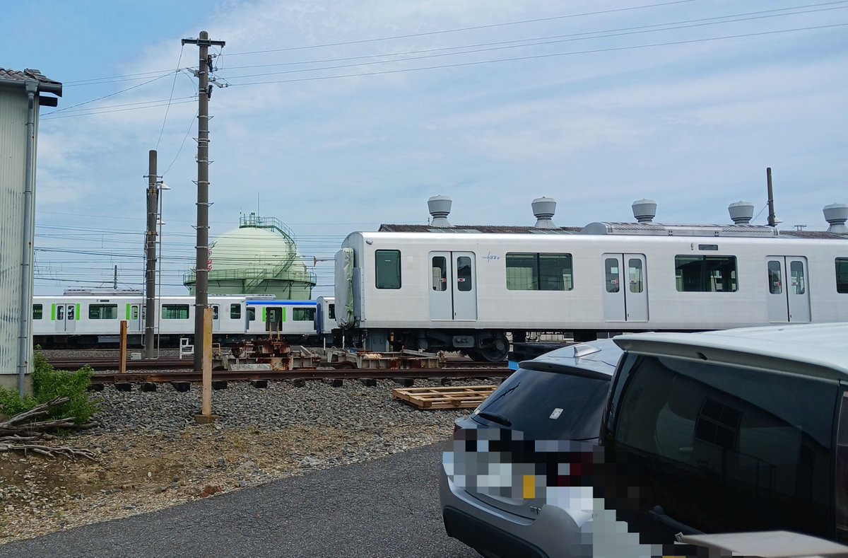 Otoware805's tweet photo. ついに何も無くなった車両が…
二枚目に至っては奥から
・5両済み
・無色(緑のラインあり)
・完全無色
一応ナンバーにはぼかしを
#東武 https://t.co/CooNdq8kPE