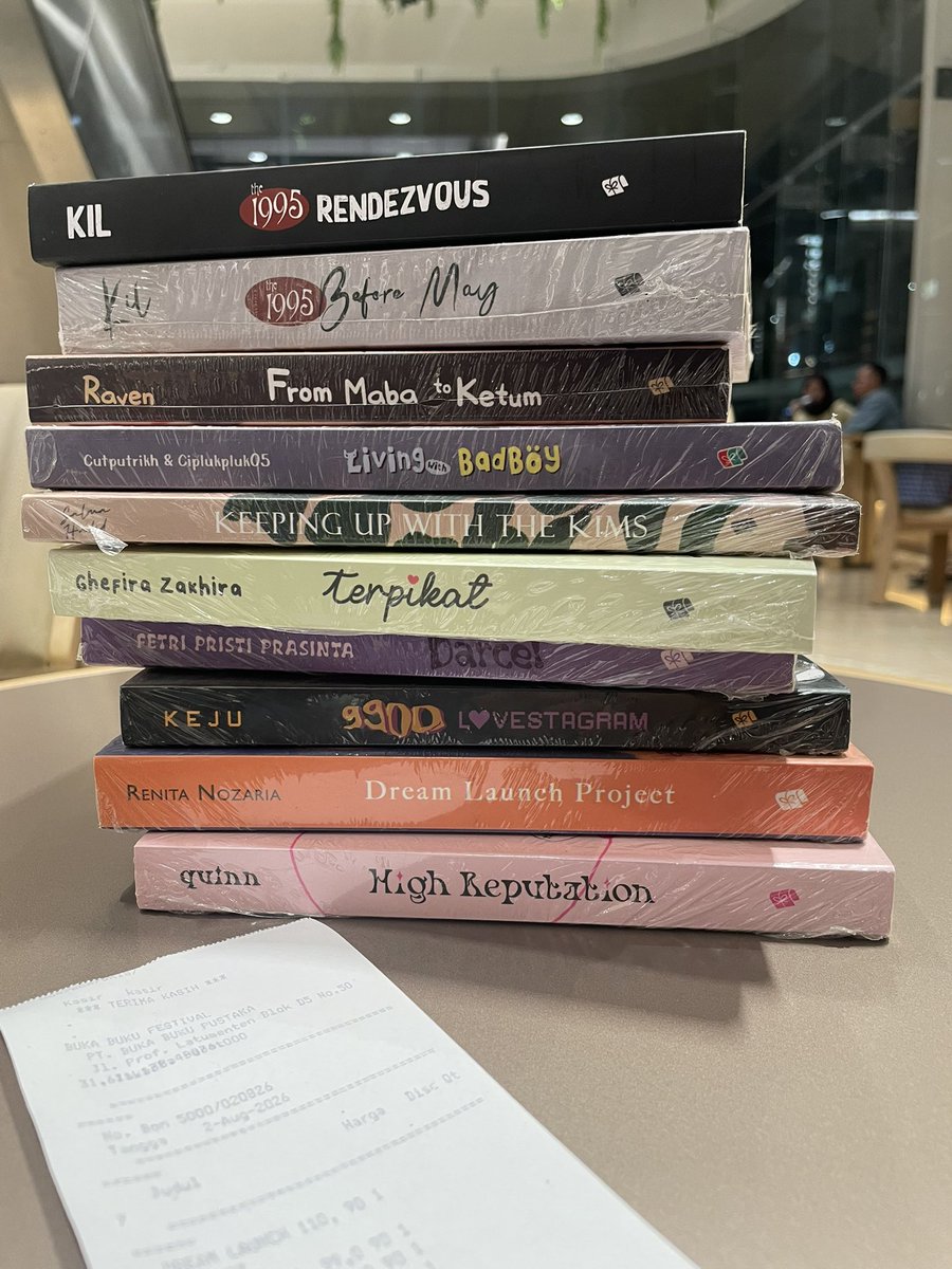 imhavingfan's tweet photo. Berasa abis beli buku di blok m square wkwk satunya cm 10rb 😭😭😭😭 https://t.co/T94kFdXA5C