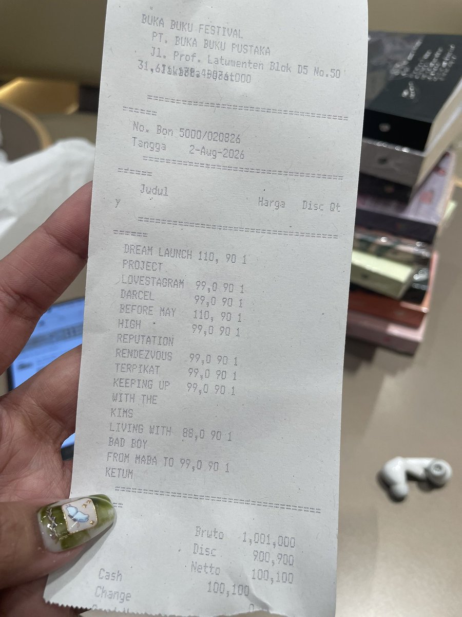 imhavingfan's tweet photo. Berasa abis beli buku di blok m square wkwk satunya cm 10rb 😭😭😭😭 https://t.co/T94kFdXA5C
