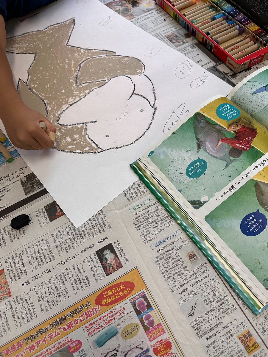 ryohei_esora's tweet photo. 昨日と今日は公民館で２日間のポスター教室。２時間ずつで夏休みの宿題をひとつ終わらしちゃおうという企画。1日目終了し２日目朝にギックリ腰。タオルを拾っただけなのだ。気合いで何とか２日目終了。みんなとっても良い作品が出来ました。ありがとう。もう駄目です動けません。 https://t.co/hAuW7glAvC