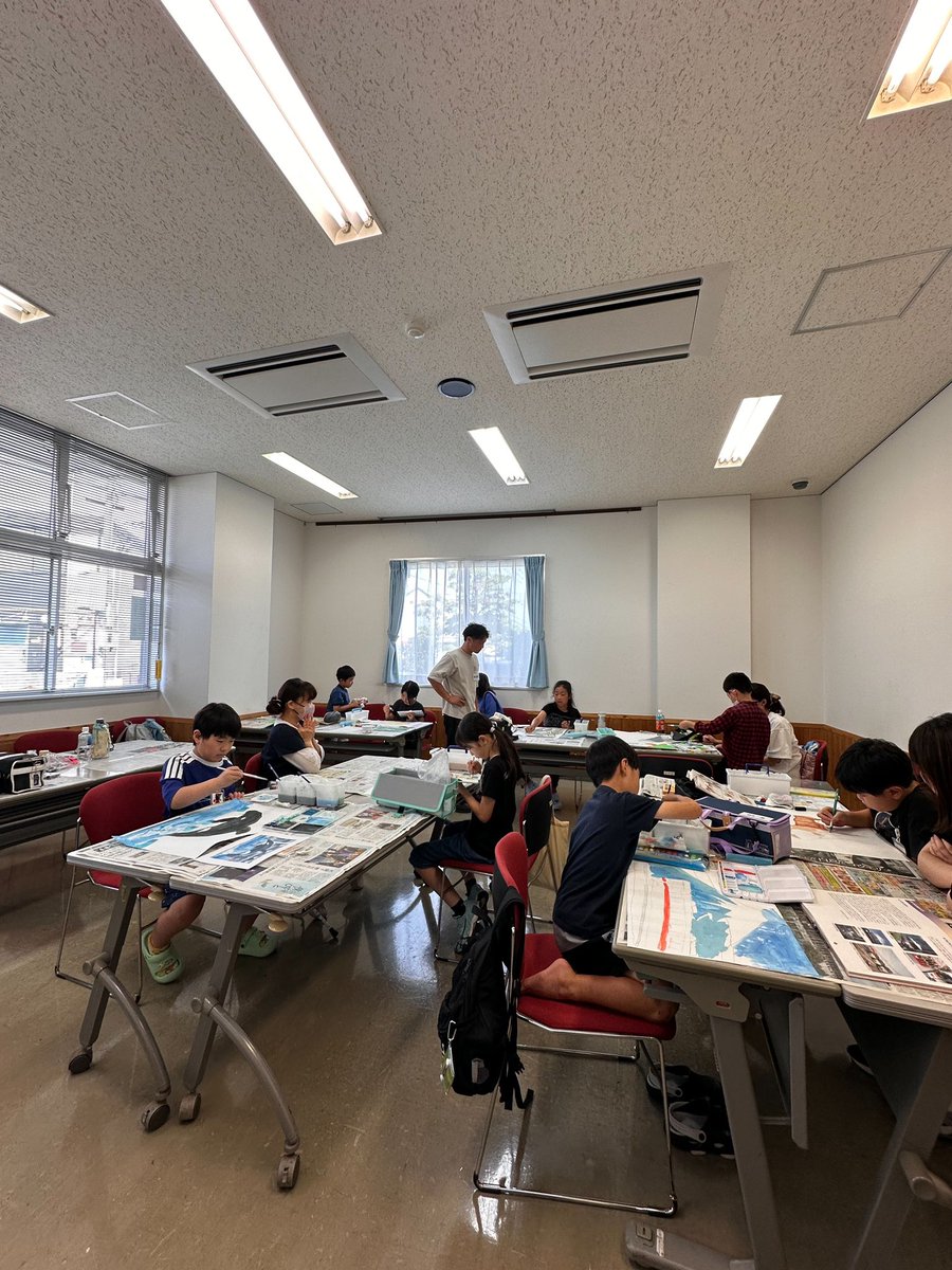 ryohei_esora's tweet photo. 昨日と今日は公民館で２日間のポスター教室。２時間ずつで夏休みの宿題をひとつ終わらしちゃおうという企画。1日目終了し２日目朝にギックリ腰。タオルを拾っただけなのだ。気合いで何とか２日目終了。みんなとっても良い作品が出来ました。ありがとう。もう駄目です動けません。 https://t.co/hAuW7glAvC