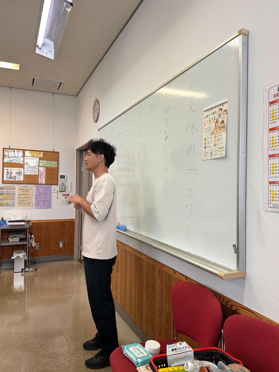 ryohei_esora's tweet photo. 昨日と今日は公民館で２日間のポスター教室。２時間ずつで夏休みの宿題をひとつ終わらしちゃおうという企画。1日目終了し２日目朝にギックリ腰。タオルを拾っただけなのだ。気合いで何とか２日目終了。みんなとっても良い作品が出来ました。ありがとう。もう駄目です動けません。 https://t.co/hAuW7glAvC