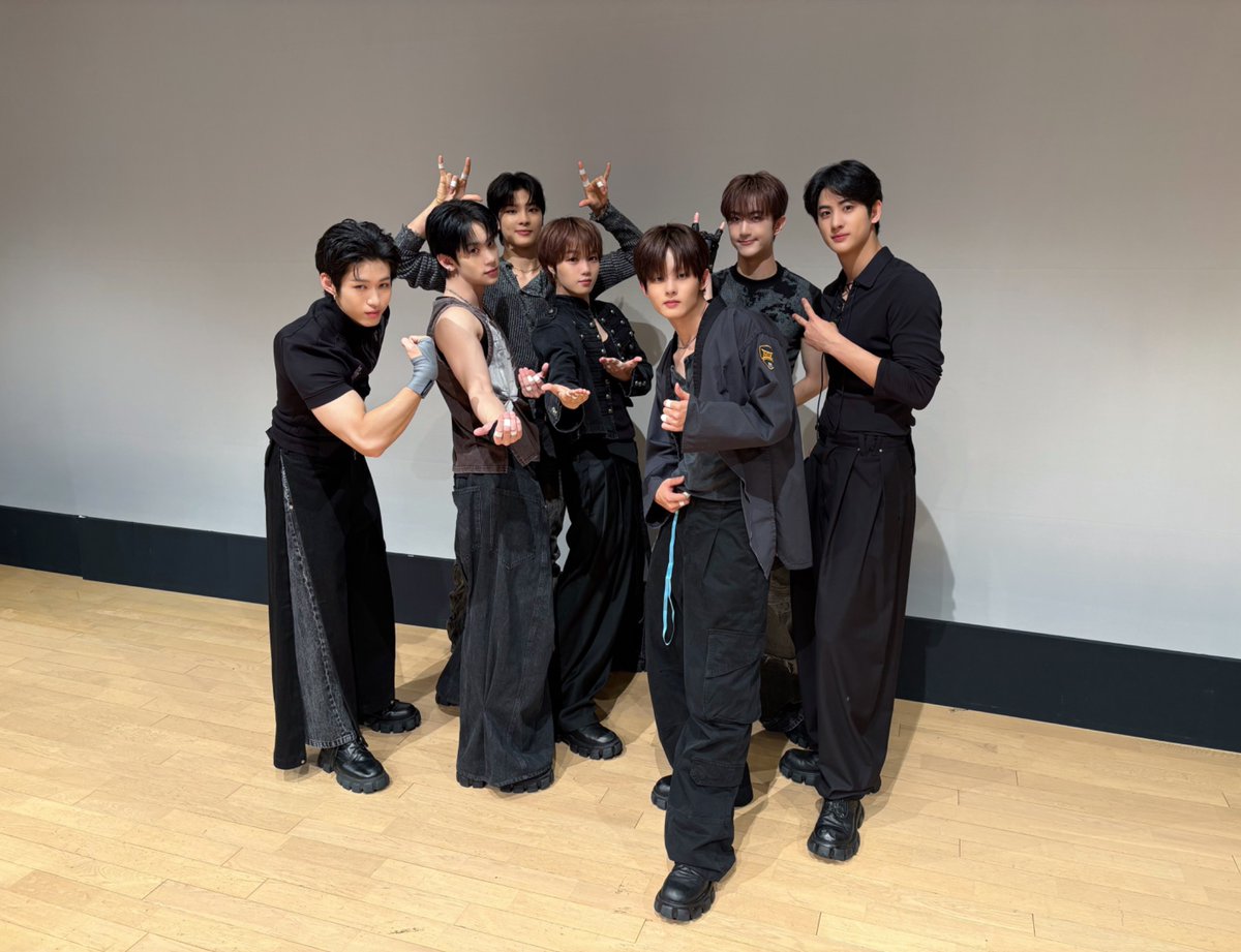 YOUNITE_JP's tweet photo. [📷] 

言葉がなくても、ポーズだけで通じ合える僕たち…のはず😶❔💭
僕たち5年目のチームワークは何点でしたか ˃̶͈◡˂̶͈💯

@YOUNITE_offcl
#YOUNITE #유나이트 #ユナイト
#INYUN_Part_1 #POSE_姿態 https://t.co/OzEtglSmiG