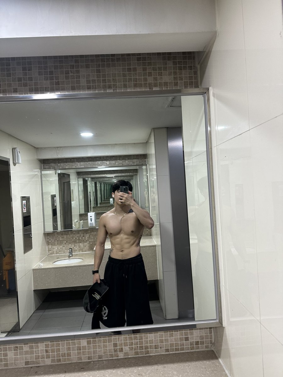 eddddddd69740's tweet photo. 어디서 어떤구도로 찍어도 비슷한 몸 https://t.co/MUsM71nkpN