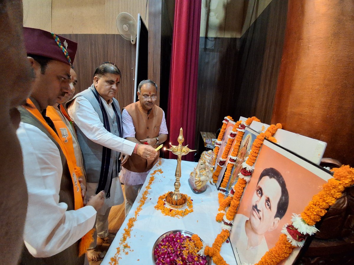 mahendrabhatbjp's tweet photo. आज भाजपा एनजीओ समन्वय एवं विकास सम्मेलन के अंतर्गत जिला संयोजकों एवं सह संयोजकों की बैठक में सहभागिता कर संगठन की भावी कार्ययोजना तथा समाज के विभिन्न क्षेत्रों में कार्यरत स्वयंसेवी संगठनों के साथ प्रभावी समन्वय को लेकर विस्तृत चर्चा की।

 जिला स्तर पर एनजीओ प्रकोष्ठ को और अधिक सक्रिय एवं प्रभावी बनाते हुए जनकल्याणकारी योजनाओं को अंतिम व्यक्ति तक पहुँचाने तथा सामाजिक सहभागिता को सशक्त बनाने के लिए सभी कार्यकर्ताओं से चर्चा की।