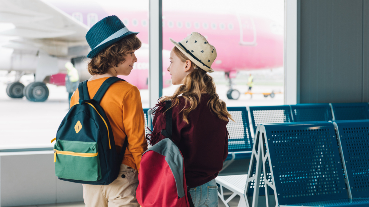 DimondHotel's tweet photo. Electronics can be handy for keeping the kids entertained on long #roadtrips or #flights to Anchorage. π¬π Read this helpful article for #tips on teaching your children to stay safe online. https://t.co/f4WPTJJWde https://t.co/d9LWkoMWLq