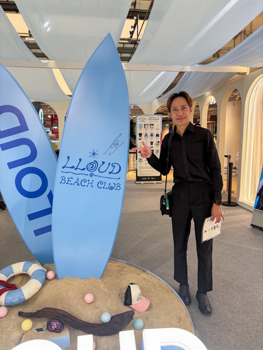 KEN44821510's tweet photo. กรี๊ดดด น้องลิซ่า มาเช็คชื่อที่ร้าน POP UP แล้ว วันสุดท้ายเลย 😍🏝️🌤️ LLOUD BEACH CLUB POP-UP IN BANGKOK Siam Discovery ชั้น 3 🇹🇭 @wearelloud #lisa #ลิซ่า #popallthat https://t.co/LwemkRqMEo