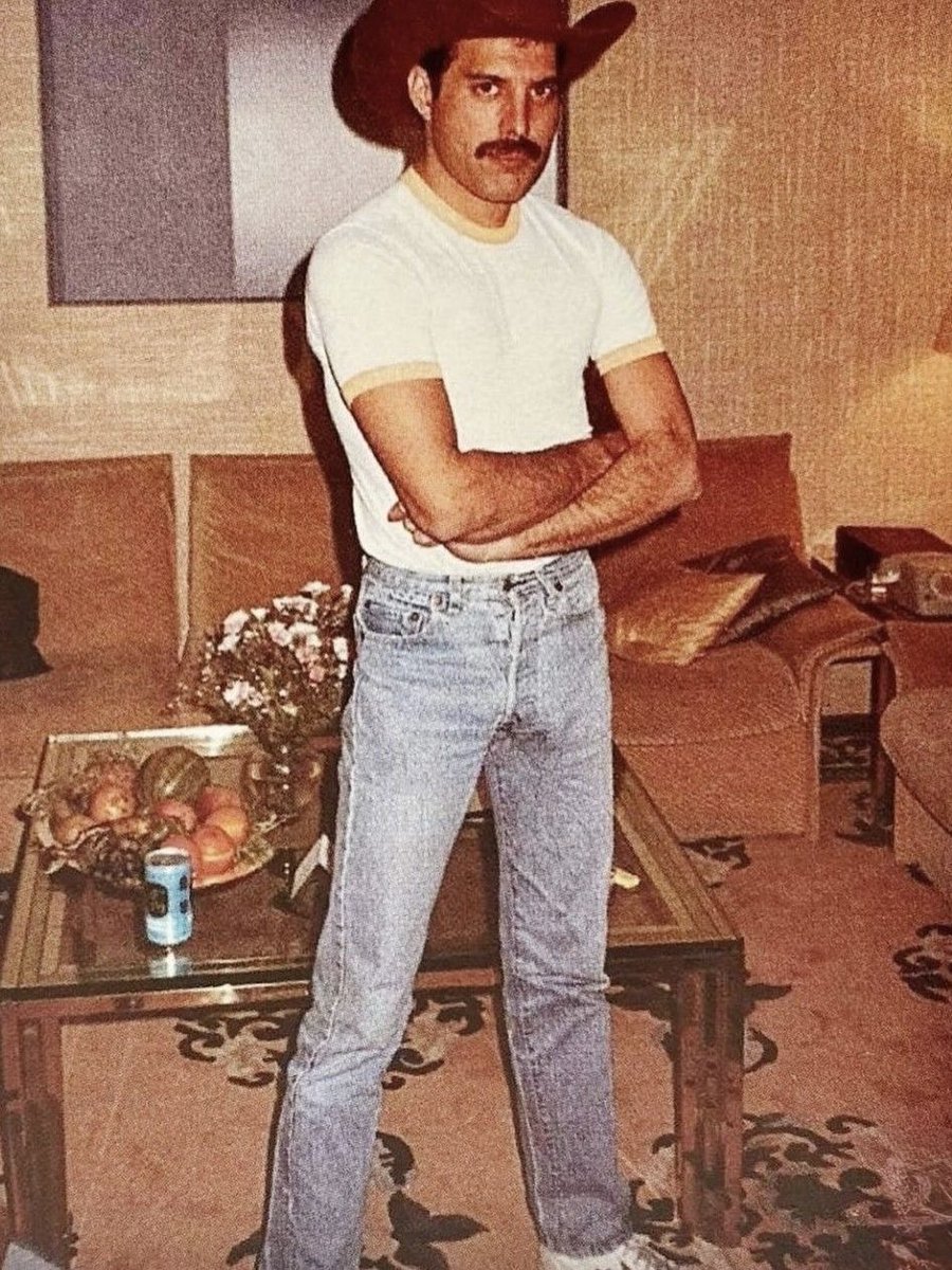 geonxinary's tweet photo. well, for me personally, the looks are very freddie mercury-coded, AND YES I LOVE IT SO MUCH MY DARLING 😘🤌🏻 https://t.co/KeqXec7Bqf
