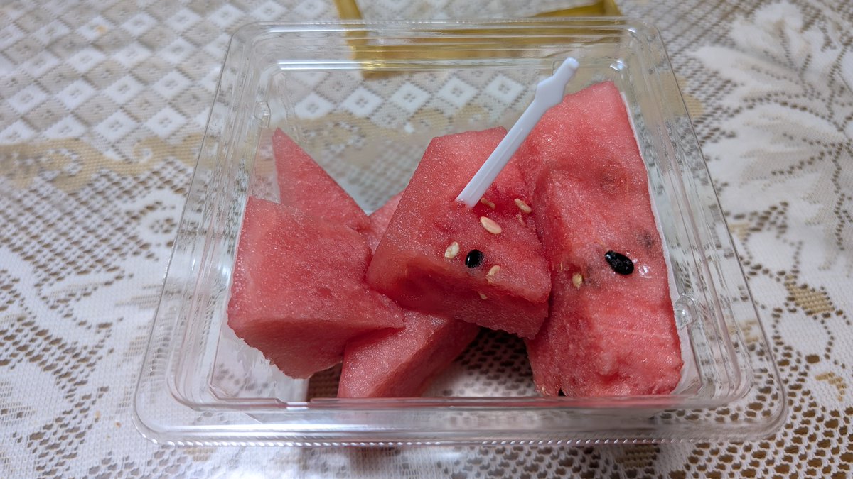 murapy555's tweet photo. デザートはスイカ🍉
今日入荷していたのは千葉県産のみでした。 https://t.co/GgRW7NzNlp