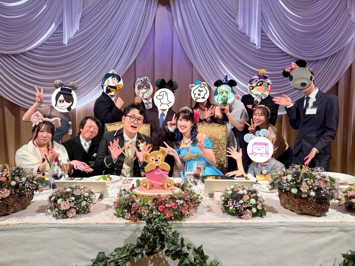 akarinnnnn312's tweet photo. 2026.07.19
結婚式＠ミラコスタ🕊

少し前の話ですが。
いつも一緒に遊んでもらっているたこ焼きサーバのみんなを中心に大好きな人たちにも12人参列いただきました✨️
本当にありがとうございました💓

以下はただただ式の話。

去年の9月に入籍し翌月10月頃に
式場が決まってから9ヶ月。
特にここ3ヶ月は本当にあっという間でした

そもそも結婚式をしたい派のあかりと
結婚式»ディズニーなまゆげ
という組合せで準備を始めた今回の式。

我が家のモットー「全力で楽しむ」を実現すべく
北は東北、南は九州からとあちこちから参列いただいたみなさんに全力で楽しんでいただけようにとたくさん準備しました

あの日撮った写真はどれもみんな笑顔で溢れていて本当に楽しんでもらえたのかなと安堵の気持ちと嬉しさでいっぱいです
お仕事にプライベートに卓にと忙しい中参加してくれたみんな本当にありがとうずっとずっと大好きです

2週間経ってもなお写真を見返してやっと少しずつ終わったんだなぁと受け入れられるようにはなりましたが大好きな人達と過ごしたあまりに幸せな時間の記録ばかりが残っていて見返して泣いている今日この頃です。笑

どうかこの結婚式が、参列してくれたみんなとの最後の会うチャンスだったなんてことにしたくないのでこれからも末永くたくさん遊んでください、会ってください  私から会いにも行くのでぜひ構ってください本当にほんとにお願いします   それだけが今の私の願いです

そしてこの結婚式唯一の公開はお呼びするかずっとずっと迷って結局呼べなかった方々がいたこと。私かなと思ったあなた、ご名答です。事情により呼べる人数に限りがあり、お声がけできず本当にごめんなさい。別のタイミングでぜひ遊んだり話していただけたら嬉しいです！

そんなわけでみなさま！
これからも末永くよろしくお願いします✨️

※普段は目から上だけフリー素材にしていますが今回は公開にしちゃうぜ