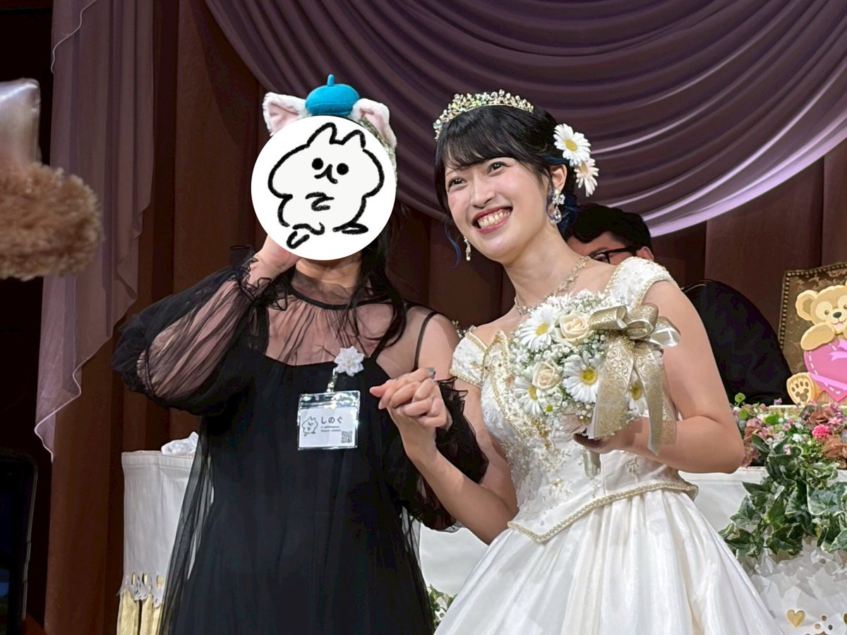 akarinnnnn312's tweet photo. 2026.07.19
結婚式＠ミラコスタ🕊

少し前の話ですが。
いつも一緒に遊んでもらっているたこ焼きサーバのみんなを中心に大好きな人たちにも12人参列いただきました✨️
本当にありがとうございました💓

以下はただただ式の話。

去年の9月に入籍し翌月10月頃に
式場が決まってから9ヶ月。
特にここ3ヶ月は本当にあっという間でした

そもそも結婚式をしたい派のあかりと
結婚式»ディズニーなまゆげ
という組合せで準備を始めた今回の式。

我が家のモットー「全力で楽しむ」を実現すべく
北は東北、南は九州からとあちこちから参列いただいたみなさんに全力で楽しんでいただけようにとたくさん準備しました

あの日撮った写真はどれもみんな笑顔で溢れていて本当に楽しんでもらえたのかなと安堵の気持ちと嬉しさでいっぱいです
お仕事にプライベートに卓にと忙しい中参加してくれたみんな本当にありがとうずっとずっと大好きです

2週間経ってもなお写真を見返してやっと少しずつ終わったんだなぁと受け入れられるようにはなりましたが大好きな人達と過ごしたあまりに幸せな時間の記録ばかりが残っていて見返して泣いている今日この頃です。笑

どうかこの結婚式が、参列してくれたみんなとの最後の会うチャンスだったなんてことにしたくないのでこれからも末永くたくさん遊んでください、会ってください  私から会いにも行くのでぜひ構ってください本当にほんとにお願いします   それだけが今の私の願いです

そしてこの結婚式唯一の公開はお呼びするかずっとずっと迷って結局呼べなかった方々がいたこと。私かなと思ったあなた、ご名答です。事情により呼べる人数に限りがあり、お声がけできず本当にごめんなさい。別のタイミングでぜひ遊んだり話していただけたら嬉しいです！

そんなわけでみなさま！
これからも末永くよろしくお願いします✨️

※普段は目から上だけフリー素材にしていますが今回は公開にしちゃうぜ