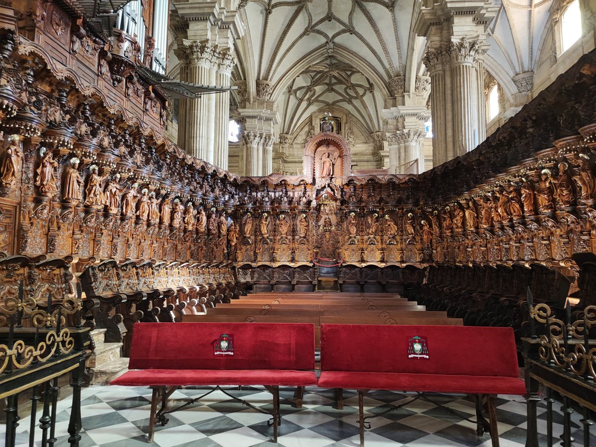 trastamara_ana's tweet photo. Confieso que tengo especial predilección por las sillerías de coro...😍

La sillería de la Catedral de Guadix está considerada la obra maestra de Torcuato Ruiz del Peral y uno de los conjuntos artísticos más importantes del barroco tardío español. 

Diseñada originalmente en 1744, destaca en la historia del arte por su revolucionario tratamiento de la luz y por una particularidad técnica única: sus esculturas de santos se concibieron de forma exenta (separadas), en lugar de estar esculpidas en relieve sobre el propio respaldo de madera.

El Cabildo catedralicio encargó la obra al maestro local Torcuato Ruiz del Peral, uno de los máximos exponentes de la Escuela Barroca Granadina. Fue la última gran obra de su vida.

Una parada obligatoria en Granada que te deja sin palabras. ¿La conocías?

#Guadix
#PatrimonioHistórico🇪🇦