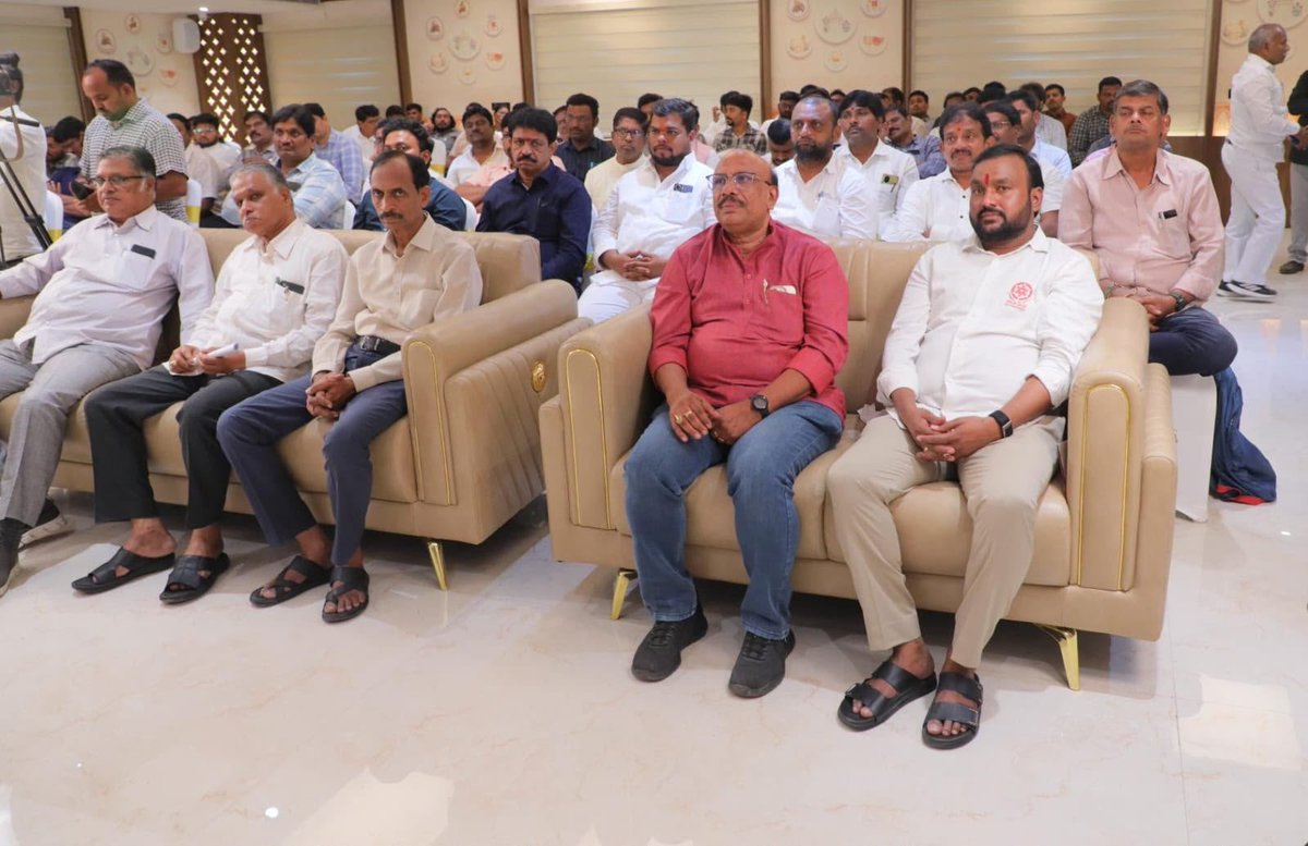 JanaSenaParty's tweet photo. న్యాయవాదుల సేవలు లేకుండా ఏ రాజకీయ పార్టీ సమర్థంగా ముందుకు సాగదు

- మన పార్టీ అధ్యక్షులు, ఉప ముఖ్యమంత్రివర్యులు శ్రీ @PawanKalyan గారిపై ఎవరు అనుచిత వ్యాఖ్యలు చేసినా… దూషించినా తక్షణమే ఫిర్యాదులు చేయాలి 
- ⁠కఠిన చర్యలు తీసుకోనేలా చట్ట ప్రకారం ముందుకు వెళ్దాం 
•చట్టపరమైన సవాళ్లను ఎదుర్కోవడంలో న్యాయవాదుల సేవలు అమూల్యం
•పార్టీ కోసం పోరాడిన కార్యకర్తలకు అండగా ఉందాము
•వారిపై గత ప్రభుత్వంలో  రాజకీయ కక్ష సాధింపుతో అన్యాయంగా నమోదైన కేసులను పరిష్కరించేలా సమగ్ర కార్యాచరణ చేపడదాము
•జిల్లాలవారీగా కార్యకర్తల కేసుల పూర్తి వివరాలు సేకరించి కేంద్ర కార్యాలయానికి పంపించండి 
• ⁠వారికి న్యాయ సహాయం అందించే ప్రత్యేక ఏర్పాటు  
•జనసేన న్యాయవాదుల సమీక్ష సమావేశంలో మాట్లాడిన పార్టీ అధ్యక్షుల వారి రాజకీయ కార్యదర్శి, శాసన మండలి విప్ శ్రీ పిడుగు హరిప్రసాద్ గారు

న్యాయవాదుల సేవలు లేకుండా ఏ రాజకీయ పార్టీ కూడా సమర్థంగా ముందుకు సాగలేదని జనసేన పార్టీ అధ్యక్షుల వారి రాజకీయ కార్యదర్శి, శాసన మండలి విప్ శ్రీ పిడుగు హరిప్రసాద్ గారు పేర్కొన్నారు. పార్టీ కార్యకలాపాల నిర్వహణలోనైనా, ప్రజా సమస్యల పరిష్కారంలోనైనా, ఎన్నికల ప్రక్రియలోనైనా లేదా చట్టపరమైన సవాళ్లను ఎదుర్కొనే సందర్భంలోనైనా న్యాయవాదుల పాత్ర అత్యంత కీలకమన్నారు. ఏ సమస్య ఎదురైనా, చట్టపరమైన సలహా, సరైన మార్గదర్శకత్వం అవసరమైనప్పుడు ముందుగా గుర్తుకు వచ్చేది న్యాయవాదులేనని అన్నారు. జనసేన పార్టీ కృష్ణా, గుంటూరు జిల్లాల హైకోర్టు న్యాయవాదుల సమీక్ష సమావేశం మంగళగిరి నియోజకవర్గంలోని తాడేపల్లిలో జరిగింది. స్థానిక సంస్థల ఎన్నికల్లో న్యాయవాదుల పాత్ర, కొత్త న్యాయవాదులను లీగల్ సెల్ లోకి ఆహ్వానించడం, కార్యకర్తలపై గత ప్రభుత్వంలో  పెట్టిన తప్పుడు కేసులను ఉపసంహరించుకునేలా చొరవ తీసుకోవడం, జనవాణి కార్యక్రమంలో వచ్చిన సమస్యలను పరిష్కరించడం వంటి అంశాలపై చర్చించారు. 
ఈ కార్యక్రమానికి ముఖ్య అతిథిగా శ్రీ హరిప్రసాద్ గారు హాజరై ప్రసంగించారు. ఈ సందర్భంగా ఆయన మాట్లాడుతూ “పార్టీ కోసం నిరంతరం సేవలందిస్తూ, పార్టీ పిలుపు మేరకు గత ప్రభుత్వ హయాంలో రోడ్లపైకి వచ్చి ఆందోళనలు, ధర్నాలు నిర్వహించిన అనేక మంది నాయకులు, కార్యకర్తలపై పోలీసు కేసులు నమోదయ్యాయి. ఆ కేసుల కారణంగా వారు ఇప్పటికీ కోర్టుల చుట్టూ తిరుగుతూ ఇబ్బందులు ఎదుర్కొంటున్నారు. ఈ అంశంపై అధ్యక్షులవారు కూడా రెండుసార్లు ప్రత్యేకంగా సమావేశమై, ఏ కోర్టులో ఎన్ని కేసులు పెండింగ్‌లో ఉన్నాయి, వాటి పరిష్కారం ఎలా సాధ్యమవుతుందనే విషయంపై చర్చించారు. ఉప ముఖ్యమంత్రిగా కీలక బాధ్యతలు నిర్వర్తిస్తున్నా కేసుల విషయమై ప్రత్యేక ఏర్పాట్లు చేయాలని స్పష్టం చేశారు. అందువల్ల రాష్ట్రవ్యాప్తంగా మన పార్టీ నాయకులు, కార్యకర్తలపై రాజకీయ కక్ష సాధింపుతో నమోదైన కేసుల వివరాలు, ప్రస్తుతం వాటి స్టేటస్, ఏ కోర్టులో విచారణ జరుగుతోంది, ఏ సహాయం అవసరమనే అంశాలపై పూర్తి నివేదికను సిద్ధం చేసి కేంద్ర కార్యాలయానికి అందించగలిగితే కార్యకర్తలకి ఎంతో ఉపయోగకరంగా ఉంటుంది. దీని ద్వారా కేసుల పరిష్కారానికి అవసరమైన చర్యలు వేగవంతం చేయడమే కాకుండా, పార్టీ కోసం పోరాడిన కార్యకర్తలకు మనం నిజమైన అండగా నిలిచినవారమవుతాం.
కాకినాడలో మన అధ్యక్షుల వారిని దూషించిన ఘటనకు నిరసనగా రోడ్లపైకి వచ్చి ప్రజాస్వామ్యబద్ధంగా ఆందోళనలు చేసిన నాయకులు, కార్యకర్తలు, వీరమహిళలపై కేసులు నమోదయ్యాయి. వారు ఇప్పటికీ ఆ కేసుల కారణంగా కోర్టుల చుట్టూ తిరుగుతూ ఇబ్బందులు ఎదుర్కొంటున్నారు. అలాగే విశాఖ నోవాటెల్ జరిగిన ఘటన, సంఘటన స్థలంలో లేకపోయినా అనుమానాల ఆధారంగా పలువురిపై కేసులు నమోదు చేసి 18 మందిని సెంట్రల్ జైలులో పెట్టారు. ఇలాంటి కేసుల వల్ల అనేక మంది కార్యకర్తలు సంవత్సరాలుగా న్యాయపోరాటం చేస్తూ సమయం,  మానసిక ప్రశాంతత కోల్పోతున్నారు. పార్టీ కోసం పని చేసిన ప్రతి కార్యకర్తకు న్యాయం చేయాల్సిన బాధ్యత మనందరిపైనా ఉంది. అందుకే ఈ కేసులను త్వరగా పరిష్కరించేందుకు చట్టపరంగా ఎలాంటి మార్గాలు ఉన్నాయి, ఏ విధమైన చర్యలు తీసుకోవాలి, ఏ స్థాయిలో సమన్వయం అవసరం అనే అంశాలపై మీ విలువైన సూచనలు, సలహాలు అందించాలి. అదే విధంగా, మీ జిల్లాలో పార్టీ నాయకులు, కార్యకర్తలపై నమోదైన కేసులు ఎన్ని ఉన్నాయి, వాటిలో ప్రస్తుతం ఎన్ని పెండింగ్‌లో ఉన్నాయి, వాటి ప్రస్తుత స్థితి ఏమిటి అనే పూర్తి వివరాలను సేకరించి పార్టీ కేంద్ర కార్యాలయానికి పంపించండి.  
ప్రతి నామినేషన్ చెల్లుబాటు అయ్యేలా చూడాలి.