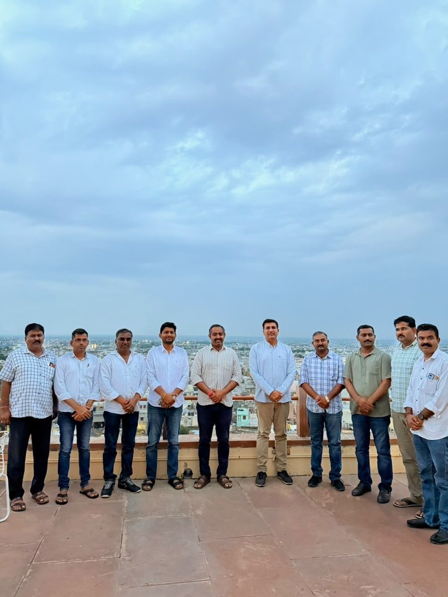 Barmer_Harish's tweet photo. गत रात्रि बाड़मेर में थार परिवार के हमारे वरिष्ठ साथी श्री त्रिभुवन सिंह जी से मिलकर थार के समसायिक व ऐतिहासिक मुद्दों पर चर्चा की।

थार के गांव ढाणी से निकली प्रतिभाएं आज हर क्षेत्र में अपनी मेहनत और हुनर से एक अलग पहचान बना रही है। थार के सर्वांगीण विकास के लिए “बाड़मेर फर्स्ट” जैसे हमारे विचार ही बढ़ते दौर में सहायक हैं। 
#थार_की_अपणायत