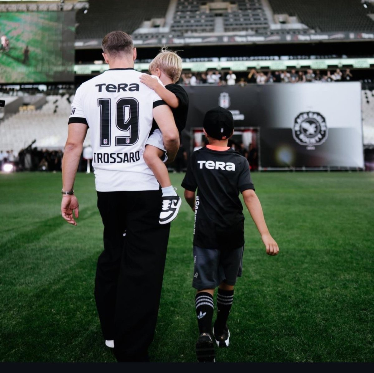 _Gunner4Life_28's tweet photo. Trossard will always be an Arsenal player to me. He thinks posting himself in the Beşiktaş kit will make me think otherwise?💀 https://t.co/T6tAB0E5Iu