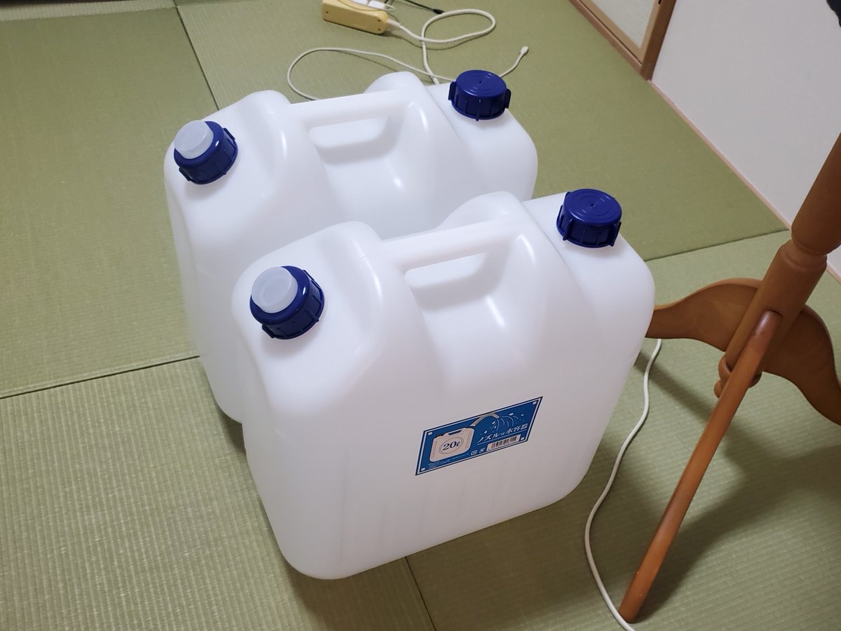 odekin_m2's tweet photo. 被害が少なかった実家は水が出ない以外はほぼ日常

ガソリンの数量制限も無くなり
喫緊の課題は水の確保
断水が続いている中
当面の飲み水は確保したが足りないのは生活用水
トイレの水が流せない問題を解決するために備蓄のためのポリタンクとポリバケツを手配して給水して解決
そんな１日でした https://t.co/KOn59CNtPI