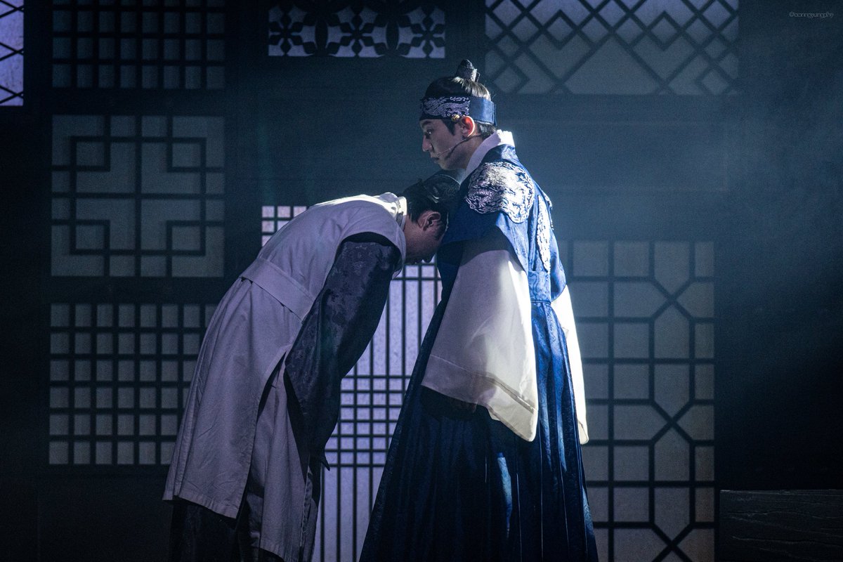 aanngyungphy's tweet photo. ° 260802밤 해몽가
° 스페셜 커튼콜 <나를 죽이는 꿈>
° 유견役 #박유덕 배우님
° 이산役 #윤은오 배우님

용포도 입지 못하는 자
왕이 될 자격이 없으니 죽어 마땅하구나 https://t.co/2jCFK2Id6V