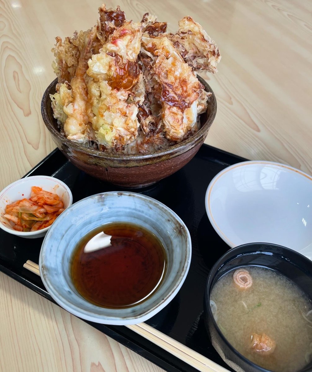 Northsmile2019's tweet photo. 【キャベツ天丼@南幌町】

札幌から車で1時間弱！南幌町の「なんぽろ温泉ハート&amp;ハート」内でいただけるご当地グルメ😋

南幌産のキャベツを手のひらサイズのザクザク天ぷらにして丼に豪快に3つ乗せた食べ応えある逸品です。

食べきれなかったらお持ち帰りもできるので安心。#北海道グルメ https://t.co/55fIJdU51Y