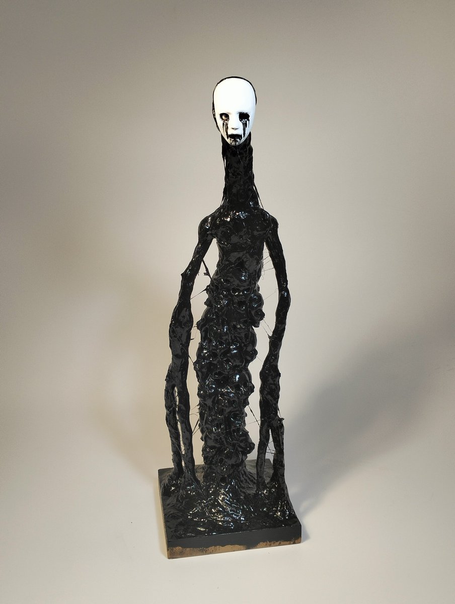 WriteGarve47628's tweet photo. Height: 32.4 cm with stand
31 cm without stand
It is made of polymer clay, painted with acrylic and matte paints, used UHU glue for the effect of stretching slime, and finally covered with a glossy varnish. https://t.co/q41rKsCVP9