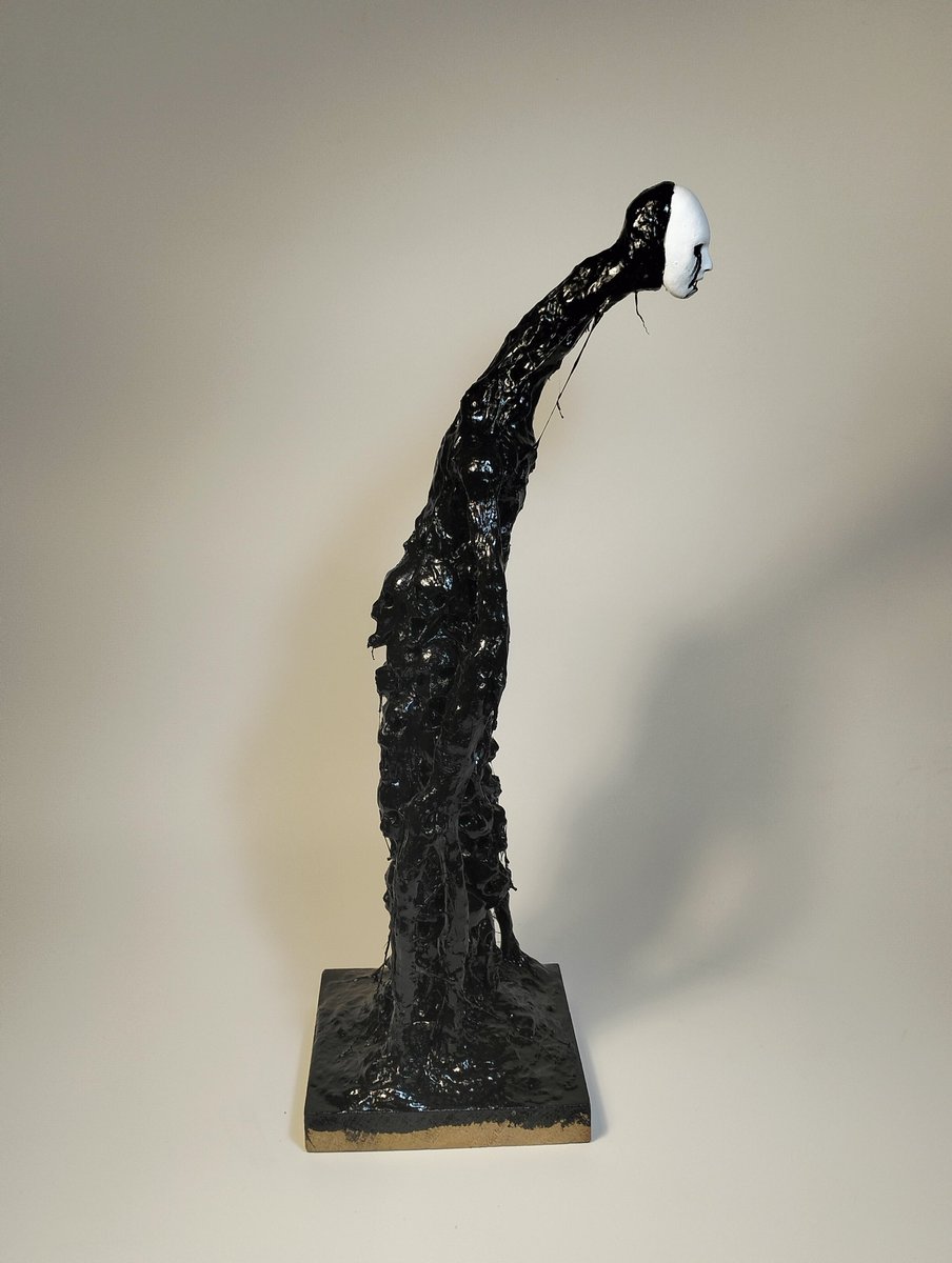WriteGarve47628's tweet photo. Height: 32.4 cm with stand
31 cm without stand
It is made of polymer clay, painted with acrylic and matte paints, used UHU glue for the effect of stretching slime, and finally covered with a glossy varnish. https://t.co/q41rKsCVP9