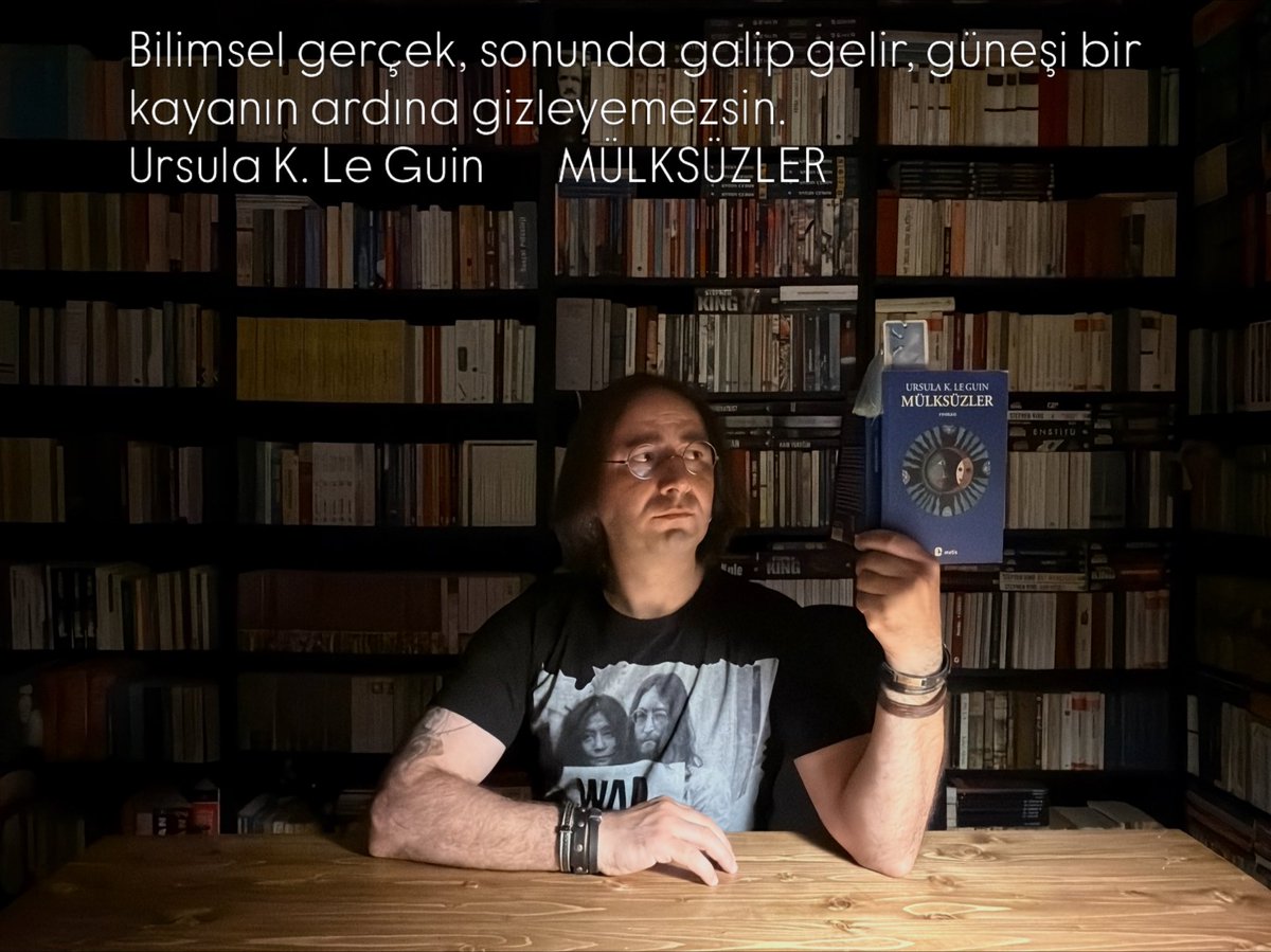 serdarzaman's tweet photo. Basit ekonomi metnini okumaya çalıştı; dayanılmayacak kadar sıkıcıydı. Durmaksızın uzun ve aptal bir düşü anlatıp duran birini dinlemeye beziyordu. Bankaların nasıl işlediğini ve benzeri şeyleri öğrenemiyordu çünkü kapitalizmin bütün işlemleri ona ilkel bir dinin ayinleri gibi anlamsız, barbarca, karmaşık ve gereksiz geliyordu. Tanrıya insan kurban etmekte hiç olmazsa yanlışlıktan doğan ve dehşet verici bir güzellik vardı; bütün insanların hareketlerinin hırs, tembellik ve kıskançlık tarafından yönetildiğini varsayan para ayinlerinde ise, dehşetli olan bile bayağılaşıyordu. Shevek bu aşağılık yapıya iğrenerek ve ilgisizce bakıyordu.

Ursula K. Le Guin
MÜLKSÜZLER
Metis Yayınları
S:115