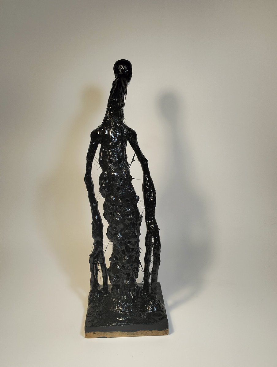 WriteGarve47628's tweet photo. Height: 32.4 cm with stand
31 cm without stand
It is made of polymer clay, painted with acrylic and matte paints, used UHU glue for the effect of stretching slime, and finally covered with a glossy varnish. https://t.co/q41rKsCVP9