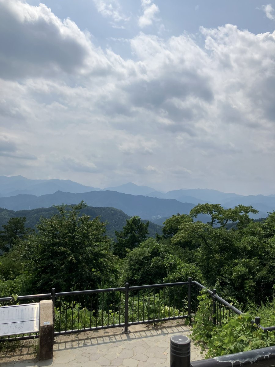 _surumeika's tweet photo. お盆に白山へ行くことを突然決めたので、山小屋泊の重量を背負って高尾山2往復しての急遽テスト。
行けないことはないけどもう少し荷物は減らした方が楽しく登れそう。
しかし暑かった！
←1回目　　　→2回目 https://t.co/K7OGSsrkr2