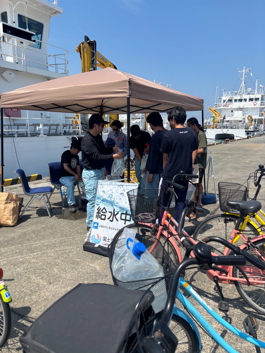 mlit_kumamotoko's tweet photo. 【#海煌 #海輝 #給水支援 実施中】
本日８月２日(日)11時～ ＃八代市 港町で給水支援を行い、多くの方に水をお届けできました。引き続き明日も継続予定です。明日も厳しい暑さが予想されますので気をつけてお越しください。
＃国土交通省　#九州地方整備局 #熊本港湾・空港整備事務所 #令和8年熊本地震 https://t.co/KbSTM0gtET