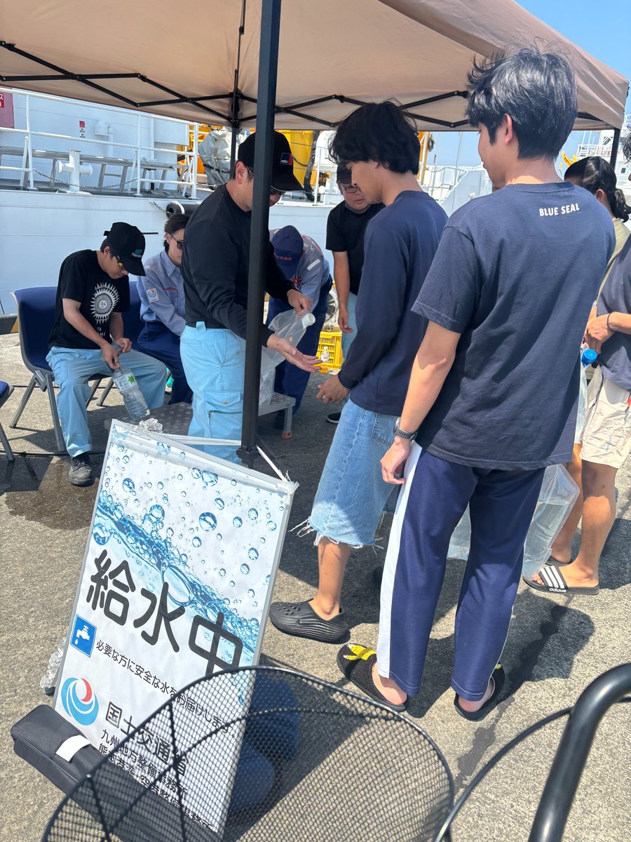 mlit_kumamotoko's tweet photo. 【#海煌 #海輝 #給水支援 実施中】
本日８月２日(日)11時～ ＃八代市 港町で給水支援を行い、多くの方に水をお届けできました。引き続き明日も継続予定です。明日も厳しい暑さが予想されますので気をつけてお越しください。
＃国土交通省　#九州地方整備局 #熊本港湾・空港整備事務所 #令和8年熊本地震 https://t.co/KbSTM0gtET