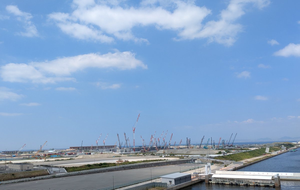 73mmmn's tweet photo. ジャイガ徒歩ルート行ってみた！夢洲駅出口から橋まで10分、橋渡るのが10分、スカイアリーナまで10分。橋の傾斜が結構ある。 
行きは元気だから行けたけど帰りはさすがに疲れてたのでタクシー呼びました😹
夢舞大橋からみた夢の跡地 https://t.co/jqW798wnUJ