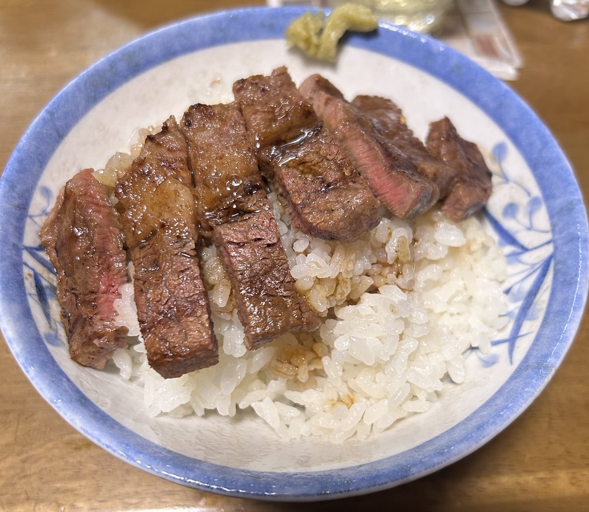 n1e4a's tweet photo. ミスジのステーキ丼🤤 https://t.co/vS4enUXtCZ