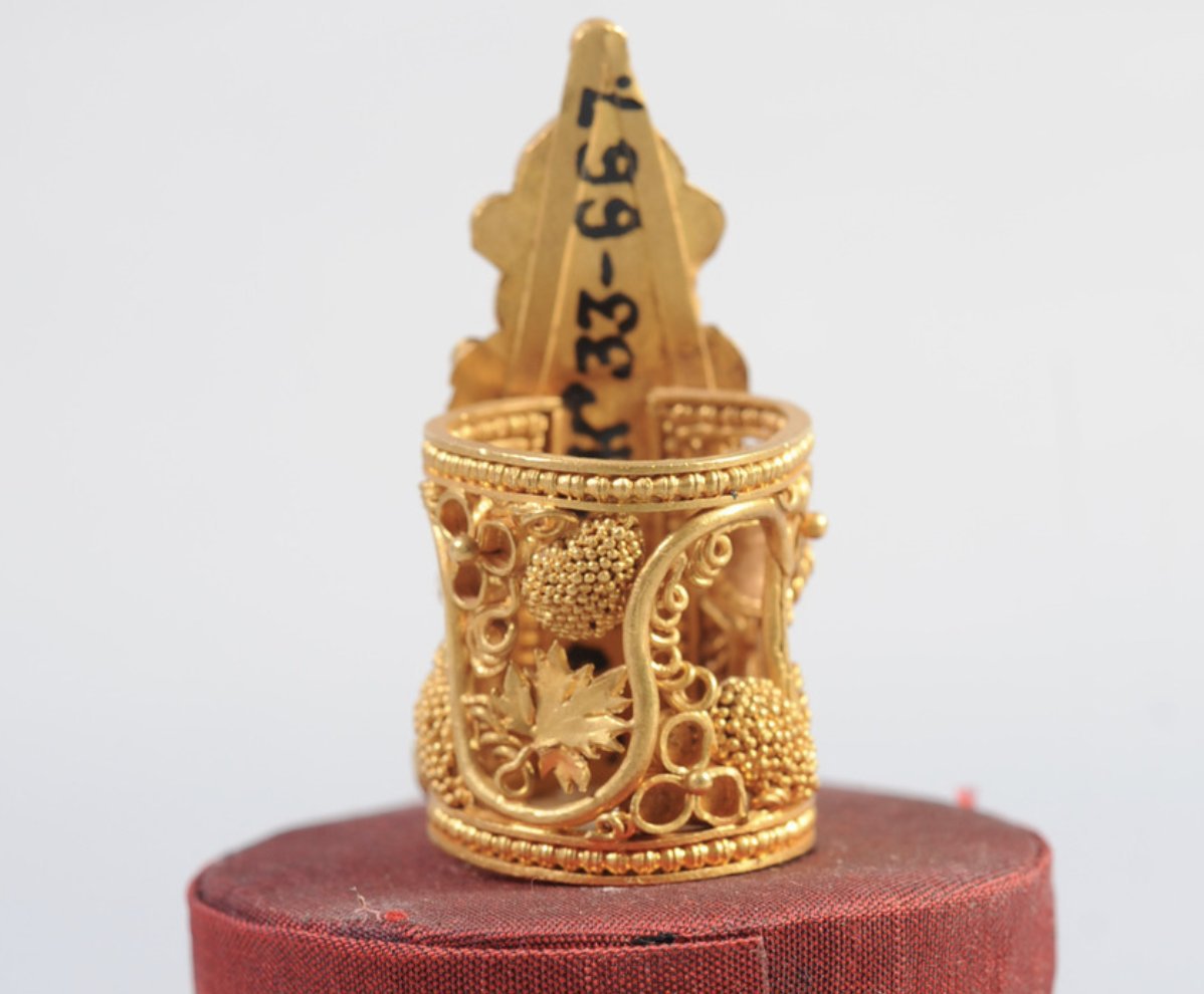 Kautilya02's tweet photo. Satvahana Era Prakaravapra Kundala from 2nd century BCE Andhra Pradesh which was common among contemporary elites showing exquisite granulation work in gold!!

2000 years old Takshashila jewellery showing filigree work!

Not to forget Kundan work itself dates back to Mauryan Era! https://t.co/2je745yWHZ
