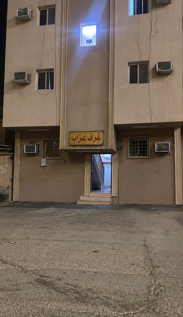 radar20810's tweet photo. 🧵 ثريد 2 :

▪︎ المدينة الإسفلتية :

- المدينة الإسفلتية هي مدينة يغلب عليها الأسفلت، وتقل فيها الأرصفة والمساحات العامة والتشجير، توفر الاحتياجات الأساسية، لكنها تفتقر إلى جودة الحياة.

- المدينة الإسفلتية ببساطة مثل عمارة غرف العزاب التي توفر الحاجات الأساسية فقط.

-لنفترض أن أب لأسرة كبيرة اشترى عمارة غرف العزاب، وفكر في "تطويرها".

- عنده ثلاثة خيارات:

الأول:

هدمها وبناء فيلا سكنية جميلة متكاملة مؤثثة وفيها حوش وحديقة ومشجرة (الهدم هنا يعني الحد من سيطرة الزفلت)

(وهذا ما تفعله أمانة المدينة المنورة في تطوير المدينة)

الثاني:
ترميمها وتكسير الجدران وفتح الغرف على بعض وتأثيثها وإنشاء صالات ومجالس وحوش وحديقة
(وهذا ما تفعله العلا تقريبًا وغيرها)

الثالث:

طلاء، وفرش نجيلة صناعية في الممر، وشراء كم "مجسم" مزهرية من حراج، وعمل إنارة خارجية مبهرة (مناسبة لدرون التيك توك)، وصبغ أرضية المدخل سماوي، وزراعة نخلتين.
(ملاحظة: يمنع تصوير العمارة في النهار)

#انسنة