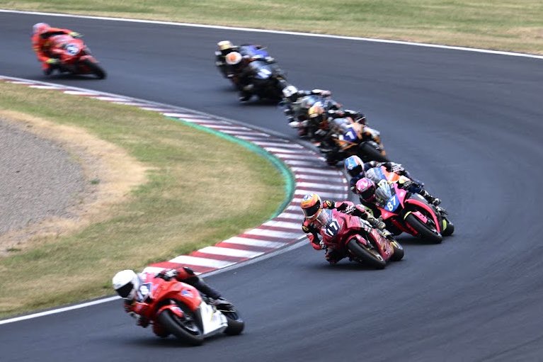 hana87777777's tweet photo. 鈴鹿サンデーロードレース第3戦、決勝終了しました‼️🏍️🏁

皆様の応援とサポートのおかげで、予選9位から追い上げ、決勝は5位でチェッカーを受けることができました✨
本当にありがとうございました😊🙌

スタートも決まり、一時は3位争いまで上がれましたが、後半は腕上がりでポジションダウン…💦
悔しさは残りますが、ベストタイムまで戻すことができ、マシンの方向性にも手応えを感じられました💪🔥

次戦のNGK杯ではさらに上を目指します‼️
もっと速くなるために、トレーニングも頑張ります🏍️🔥

私事ではありますが、実は結婚します💍

アナウンスやたくさんのお祝いのコメント、本当にありがとうございます✨
皆様からの温かいメッセージにとても励まされています！

これからは家庭もレースも大切にしながら、さらに成長できるよう頑張っていきます💪🏍️

今後とも応援よろしくお願いします😊✨

#LIQUIMOLY #リキモリ #miyoworks #鈴鹿サンデーロードレース #鈴鹿サーキット #YZFR1 #YAMAHA #ロードレース #バイク好きと繋がりたい