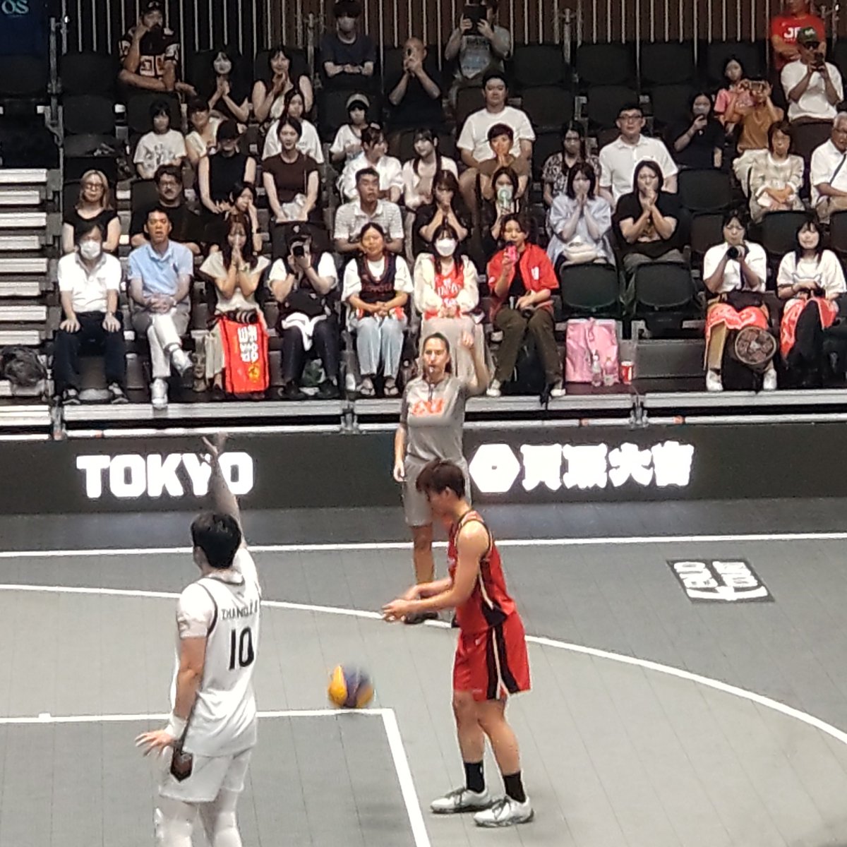 chobin7's tweet photo. 3x3ウイメンシリーズ観に行ってきた🏀日本代表は準決勝で敗戦。三菱準決勝ノックアウトで勝ち上がり、決勝でオランダ代表と対戦。惜しくも負けてしまったけど感動しました。選手の言葉に今までアウェイで応援してくれる人なんていなかったけど、東京声援嬉しかったと。またつぎも頑張って欲しいな。 https://t.co/G22ZfuHXbO