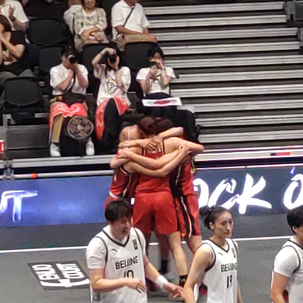 chobin7's tweet photo. 3x3ウイメンシリーズ観に行ってきた🏀日本代表は準決勝で敗戦。三菱準決勝ノックアウトで勝ち上がり、決勝でオランダ代表と対戦。惜しくも負けてしまったけど感動しました。選手の言葉に今までアウェイで応援してくれる人なんていなかったけど、東京声援嬉しかったと。またつぎも頑張って欲しいな。 https://t.co/G22ZfuHXbO