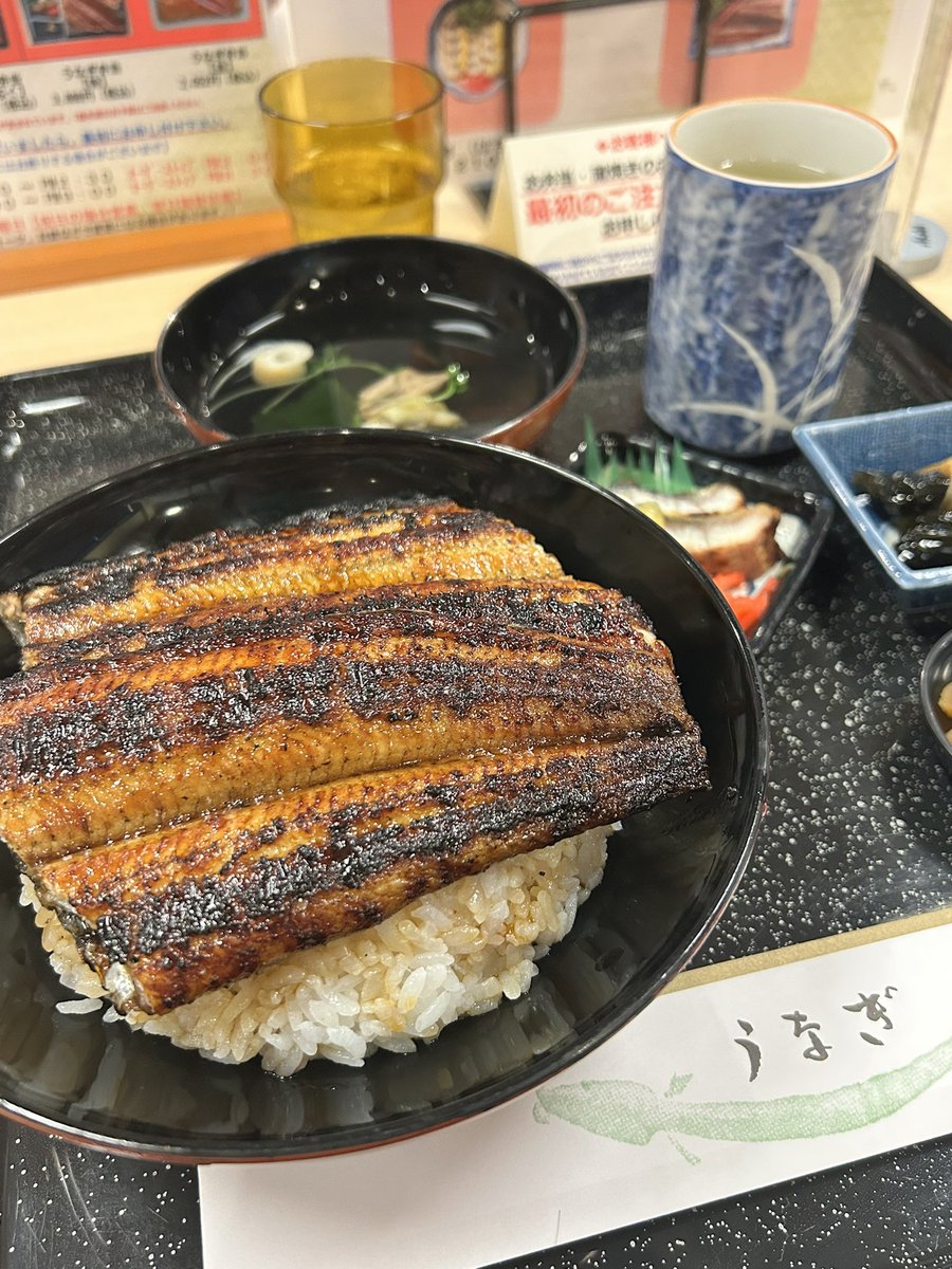 izumin1132's tweet photo. いじゅみん。本日を持ちまして４１歳になりました🎂🎉✨
これから1年、良い(41)年になりますように(ㅅ´ ˘ `)w
プロフィール見ても風船飛ばんかった🥲

夫くんの奢りで鰻食べて来ました🐟🫶 https://t.co/FuLlLlGPpk