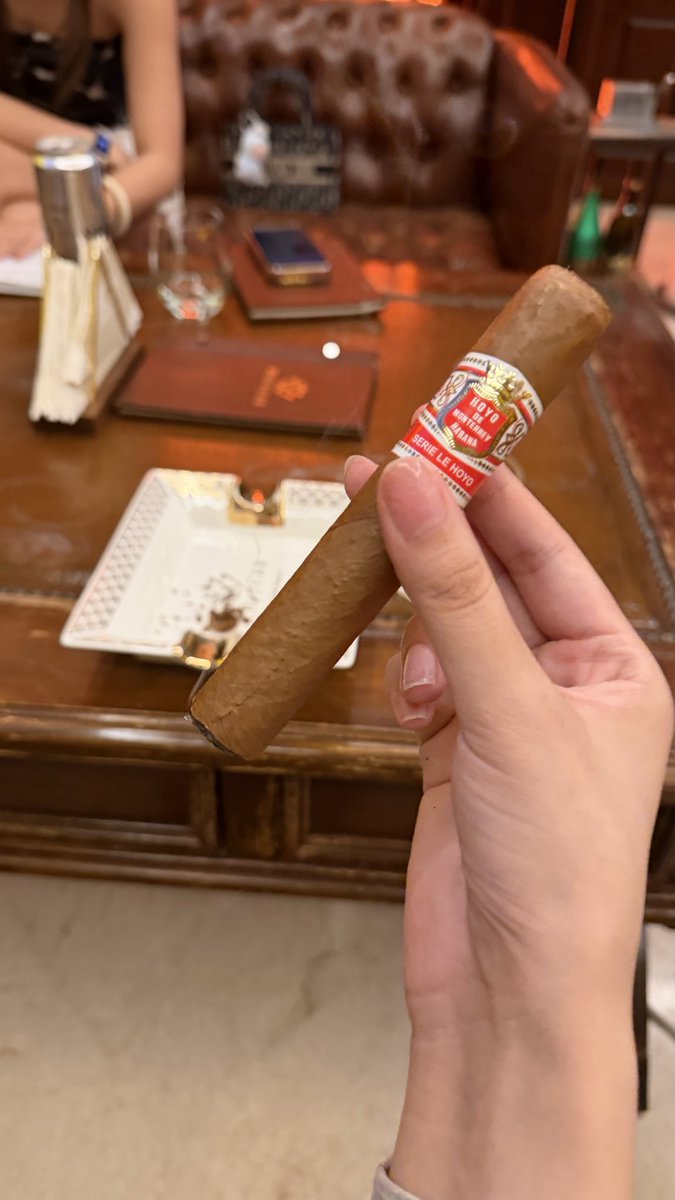 0oaybmb's tweet photo. 只抽过cohiba 今天新尝试 https://t.co/tCbEGuJP2n