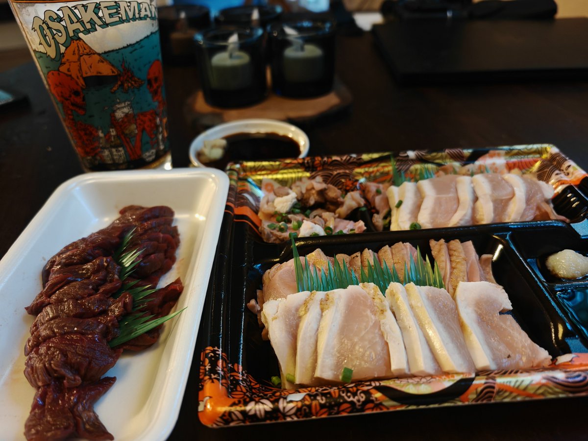 jyonji's tweet photo. 馬刺しと鳥刺しがワンコインで食べられるのは九州熊本だけ！
教えてもらった馬刺し屋さんがすごく美味しくて通いそう。
とりあえず今日はよく飲もう。 https://t.co/UdJKqp8UQb