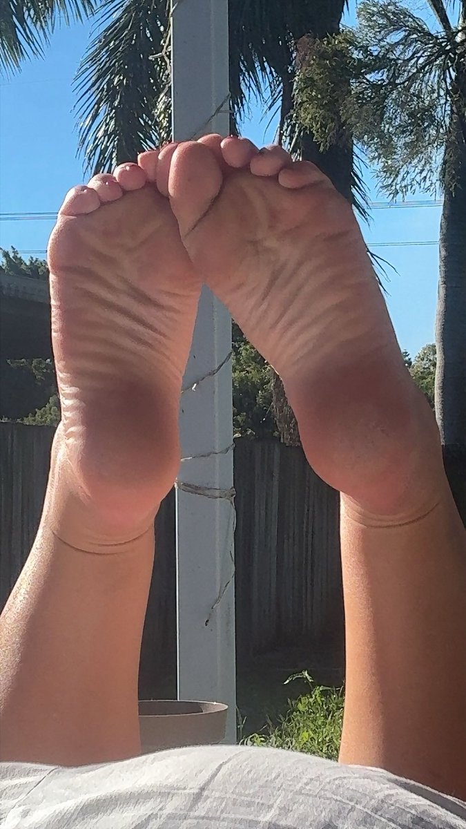 VeronikaHumpp's tweet photo. @FeetFinder Dm me for more pics and videos https://t.co/7tiBJ4NmEt