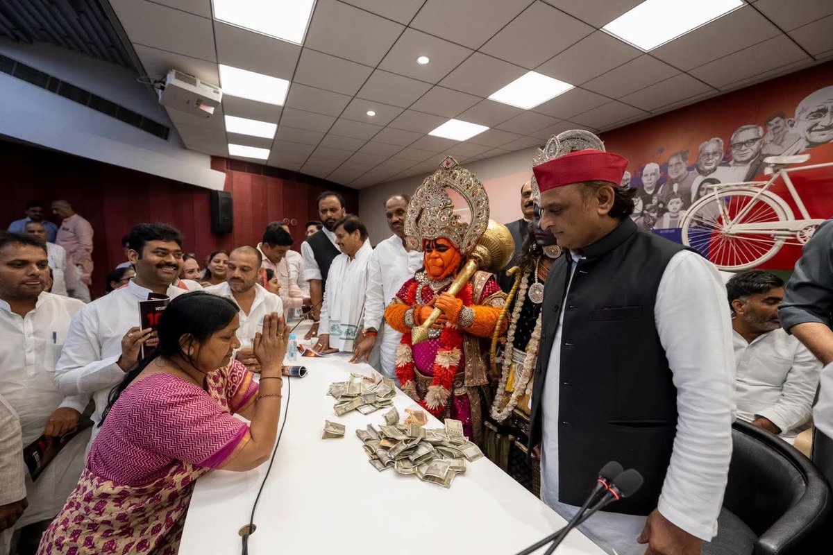Brajesh_888's tweet photo. आज उत्तर प्रदेश विधानसभा के मानसून सत्र से पहले लखनऊ स्थित समाजवादी पार्टी के प्रदेश मुख्यालय पर आयोजित विधान मंडल दल की अहम बैठक में शिरकत की।
बैठक में माननीय राष्ट्रीय अध्यक्ष, आदरणीय श्री अखिलेश यादव जी ।
बैठक के बाद आदरणीय अखिलेश यादव जी की प्रेस वार्ता में भी शामिल हुआ। https://t.co/oBZ80l9Fm7
