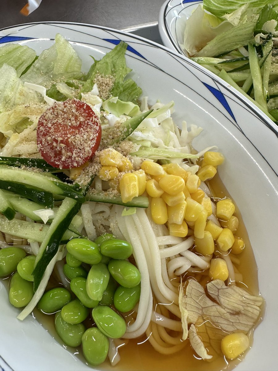 JOY_Hakodate's tweet photo. 今日のJOYカフェは無事に終了しました🙏✨

※JOYカフェとは、子どもや学生、その保護者が安心して過ごせる居場所です

夏なのもあり、野菜モリモリサラダうどん！塩おむすび！コロッケ！白玉きな粉黒みつでした🤤
コロッケの写真撮り忘れた…

今月から予約制にした事で、早く来ないとご飯やゲームができないかも？相談ができないかも…思わずに、自分のタイミングで来れるようになったかなと感じました🙌

今までは来てくれる方が多かった分、子ども達と話す事が少なかったのですが…
今回は話す事が出来て良かった🙋‍♀️✨
