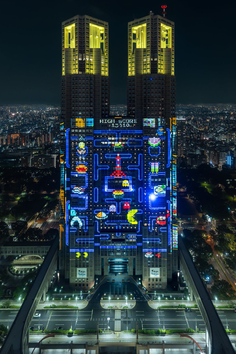 yumeka's tweet photo. 東京の夜景に、電子の歌姫が舞い降りる。
都庁で7末から初音ミクのプログラムが週末に限り再上映中。
45周年を記念して始まったパックマンの方も、あわせて撮ってきました https://t.co/bWbEwSGsA6