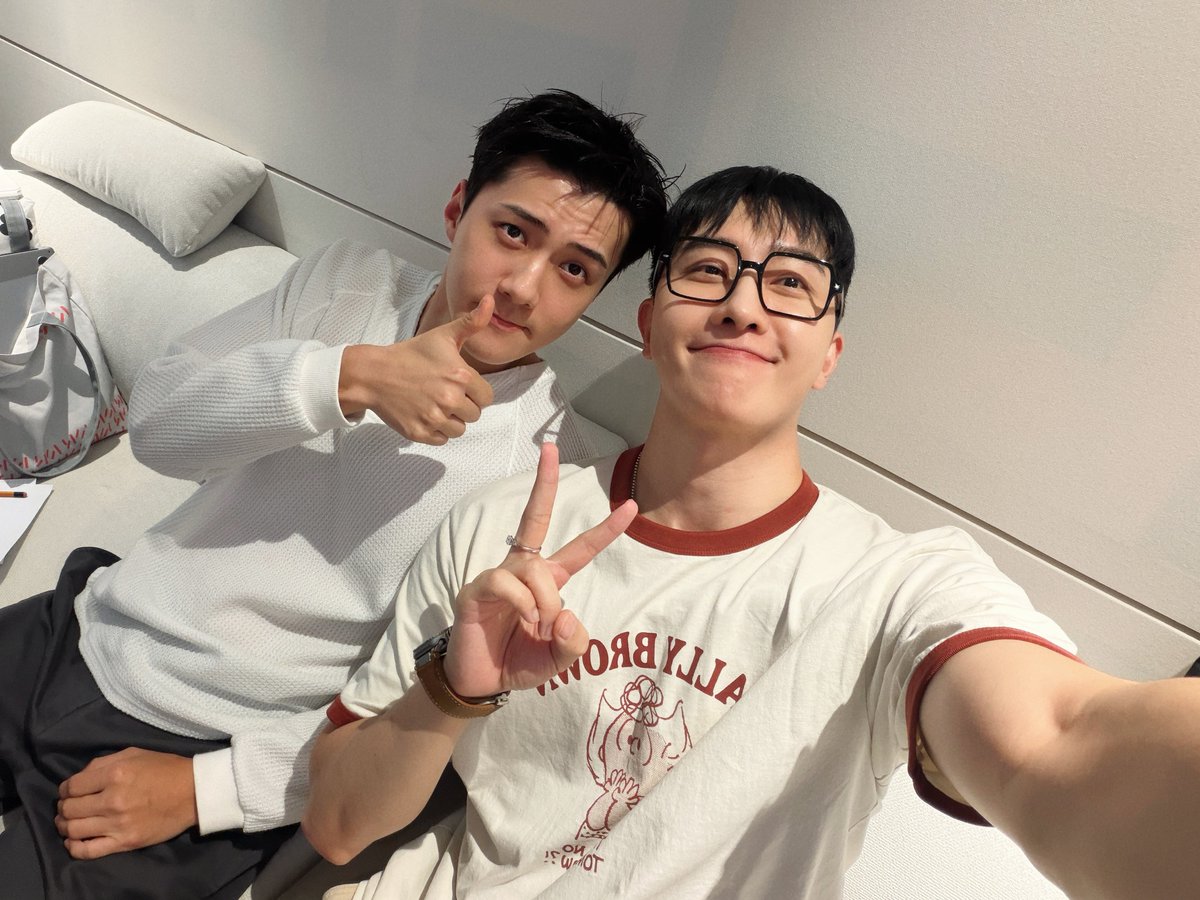 milkteus's tweet photo. 260802 zhoumi (producer of 'fade' &amp; sm china director) weibo &amp; instagram update with sehun ✨

“Known Sehun since ‘07. Such a dedicated and outstanding artist. Thanks for the trust, Sehun bro! Let’s keep striving together.” https://t.co/56sF53cvH6