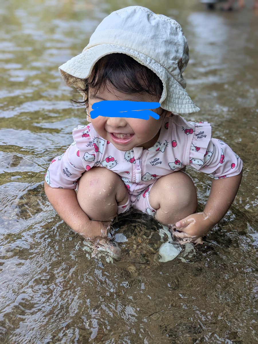 529D's tweet photo. 長女の自然の川デビュー。

イヤイヤだったサンダルも履き、葉っぱを流したり、川の中の石を拾って楽しんでいた。

田んぼ脇の用水路で遊び倒してた自分からすると、たまには自然の川もちょくちょく連れていきたい。

遊び疲れたのか、昼寝も夜も寝るのが早かった(笑) https://t.co/0nqfo6EYGK