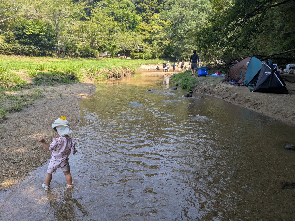 529D's tweet photo. 長女の自然の川デビュー。

イヤイヤだったサンダルも履き、葉っぱを流したり、川の中の石を拾って楽しんでいた。

田んぼ脇の用水路で遊び倒してた自分からすると、たまには自然の川もちょくちょく連れていきたい。

遊び疲れたのか、昼寝も夜も寝るのが早かった(笑) https://t.co/0nqfo6EYGK