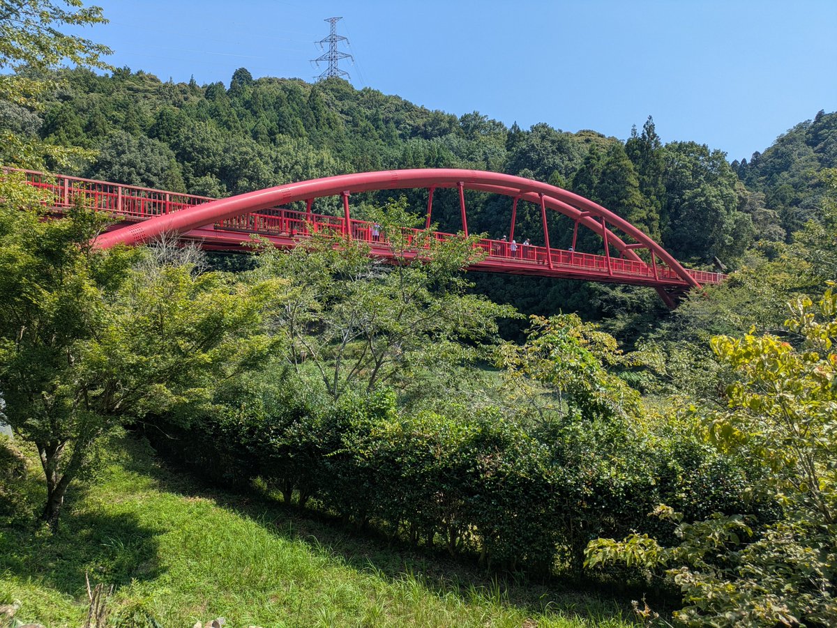 529D's tweet photo. 長女の自然の川デビュー。

イヤイヤだったサンダルも履き、葉っぱを流したり、川の中の石を拾って楽しんでいた。

田んぼ脇の用水路で遊び倒してた自分からすると、たまには自然の川もちょくちょく連れていきたい。

遊び疲れたのか、昼寝も夜も寝るのが早かった(笑) https://t.co/0nqfo6EYGK