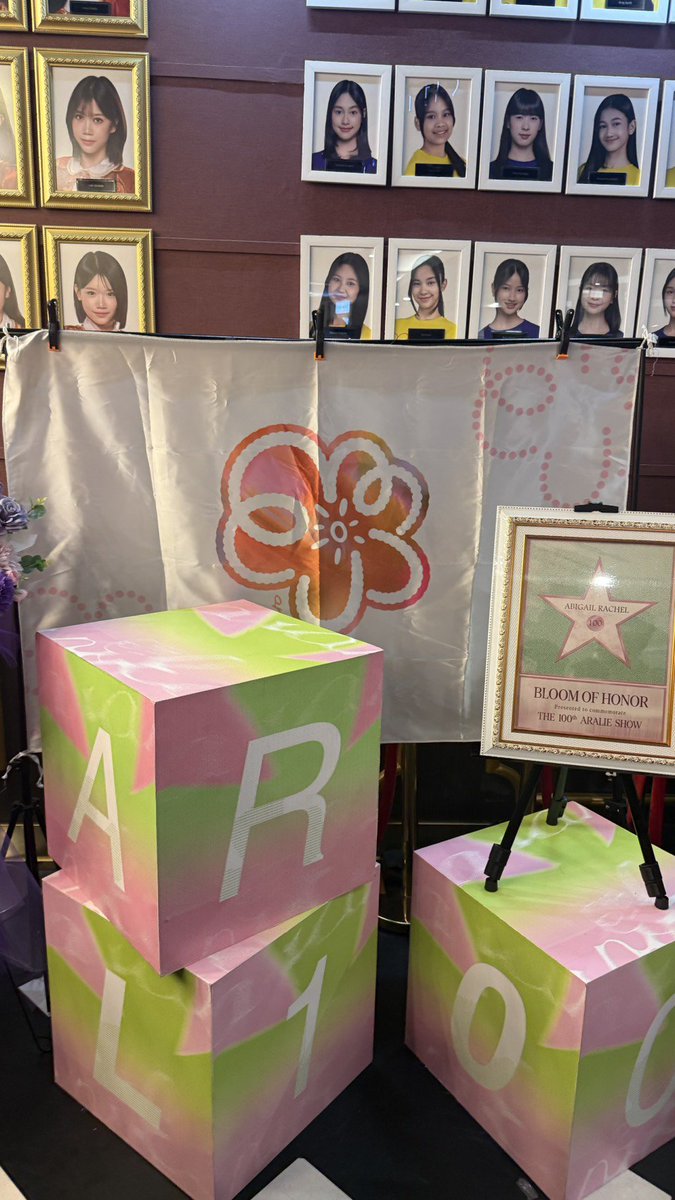 Jogobonita_'s tweet photo. 100 show, 100 cerita, dan beribu kenangan. Semoga setiap langkah di atas panggung selalu membawa senyum dan mimpi yang baru. Selamat atas 100 show ce @Aralie_JKT48 💐

#ARL100
#BloomingAralie https://t.co/x5PI50zRoq
